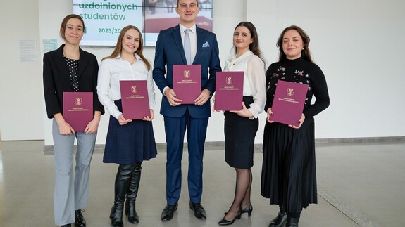 Laureaci stypendium Prezydenta Miasta Białegostoku dla szczególnie uzdolnionych studentów za rok akademicki 2023/2024.Laureaci stypendium Prezydenta Miasta Białegostoku dla szczególnie uzdolnionych studentów za rok akademicki 2023/2024.