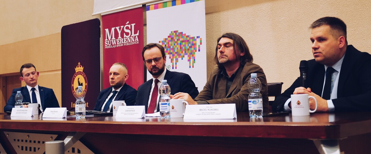 Moderator zadaje pytanie panelistom w trakcie debaty