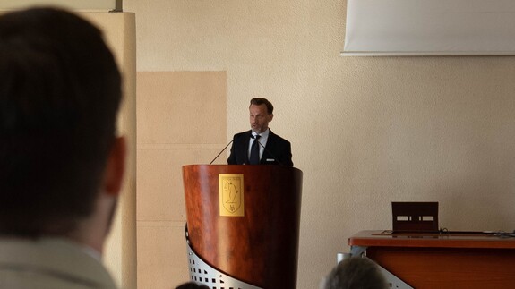 Wojewoda Podlaski dr Jacek Brzozowski wygłasza pierwsze wystąpienie na konferencji