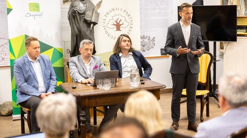 Obszerna relacja TVP3 Białystok z seminarium „Turystyka w Województwie Podlaskim – bezpieczne wakacje 2025” zorganizowanego w Supraślu