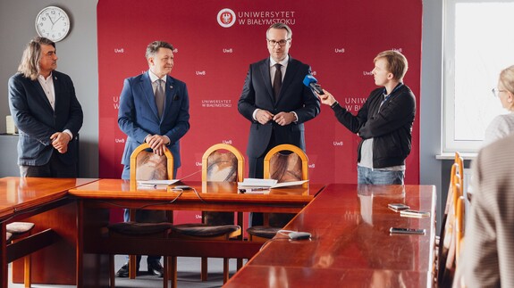 prof. Adam Bartnicki, prof. Mariusz Popławski i Paweł Prus