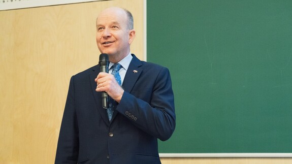 Ambasador Konstanty Radziwiłł spotkał się ze studentami Wydziału Stosunków Międzynarodowych UwB