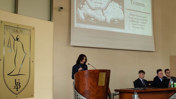 Prelegent przemawia na konferencji prezentując swoją prezentacje