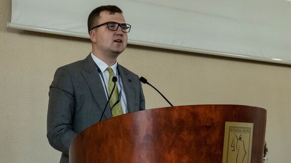 Prelegent przemawia na konferencji