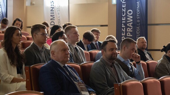 Uczestnicy konferencji słuchają panelu 