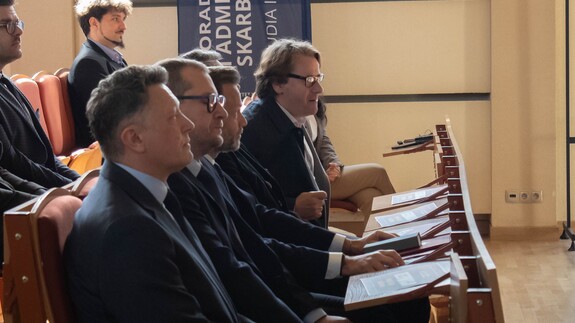 Goście honorowi słuchają wykładu inauguracyjnego