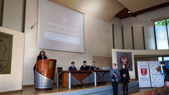 Dziekan Wydziału Stosunków Międzynarodowych otwiera konferencję naukową na auli