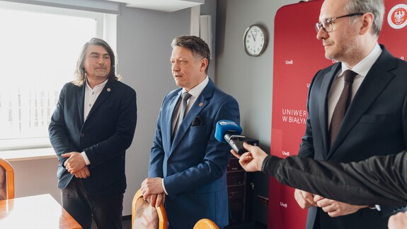 prof. Adam Bartnicki, prof. Mariusz Popławski i Paweł Prus